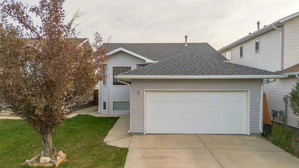 7 Chilcotin Way W, Lethbridge, AB T1K 7L8 House For Sale RE/MAX
