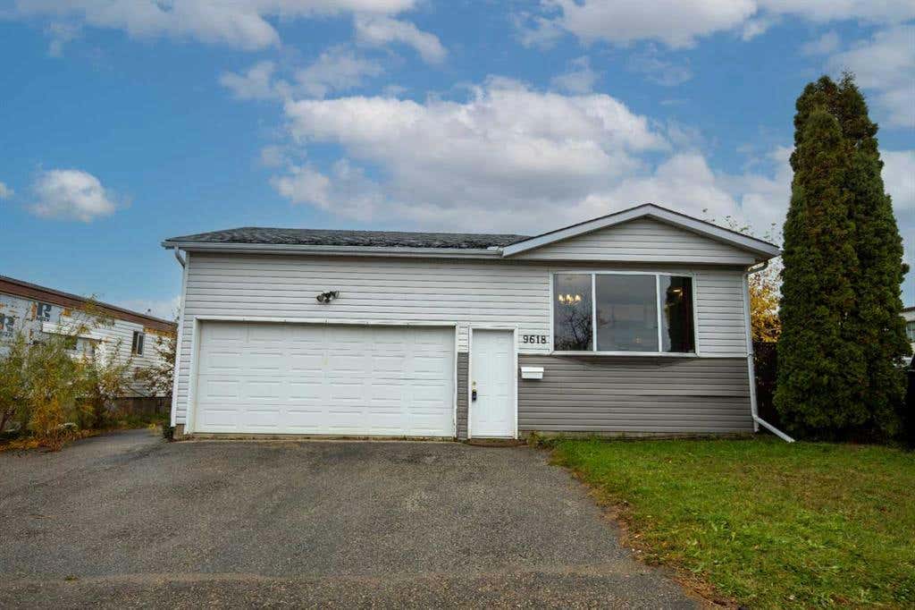 9618 120A Avenue, Grande Prairie, AB T8V 6A6 House For Sale RE/MAX