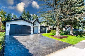 216 Pump Hill Crescent SW