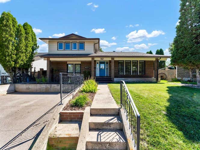 957 Holt Crescent NE