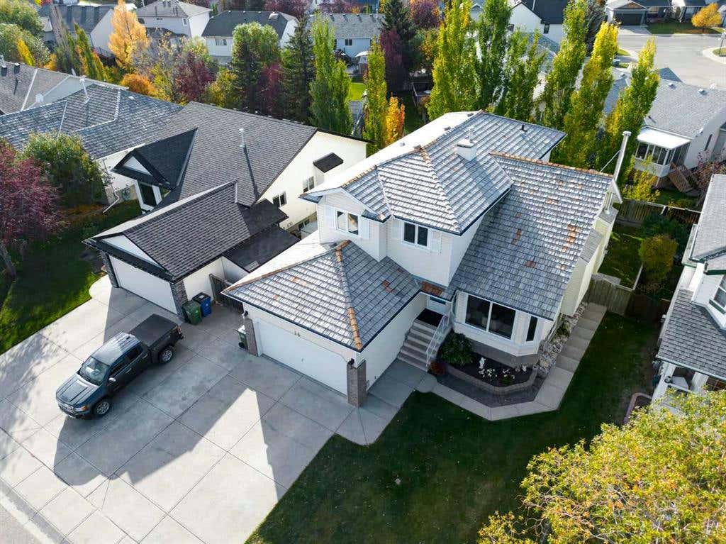 14 West Hall Place, Cochrane, AB T4C 1M5 House For Sale RE/MAX A2167943