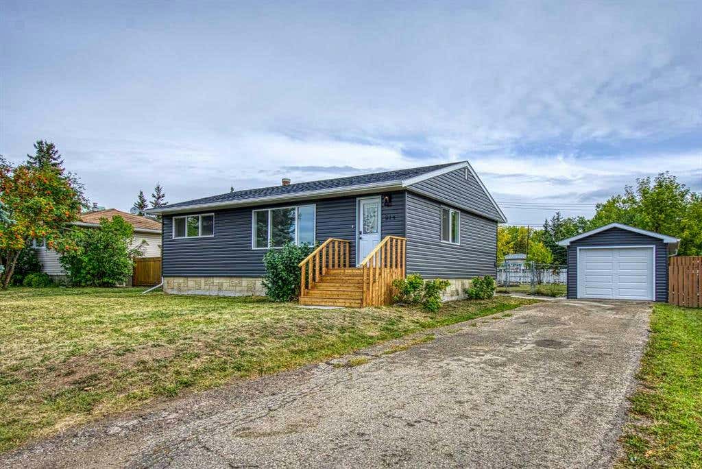 914 4 Avenue, Beaverlodge, AB T0H 0C0 House For Sale RE/MAX A2165764