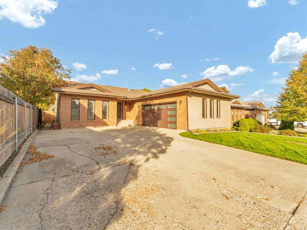 8 Ross View Place SE, Medicine Hat, AB T1B 3B2 House For Sale RE/MAX