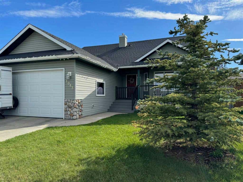 1043 Carriage Lane Drive, Carstairs, AB T0M 0N0 House For Sale RE/MAX