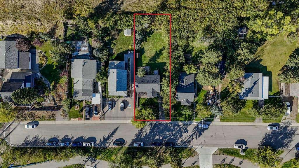 408 3 Street, Cochrane, AB T4C 1Z6 House For Sale RE/MAX A2166878