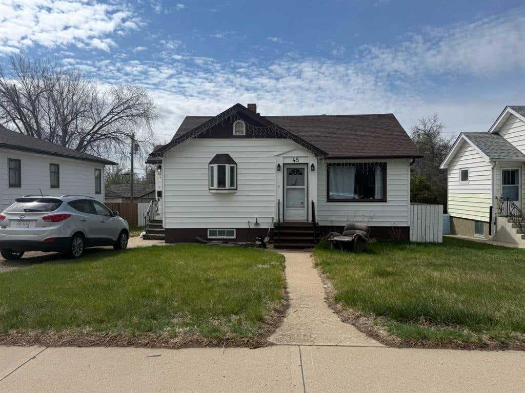 45 4 STREET SW, MEDICINE HAT, AB T1A 4C9 House For Sale | REMAX