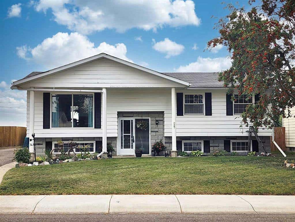 225 48 Avenue E, Claresholm, AB T0L 0T0 House For Sale RE/MAX A2165300
