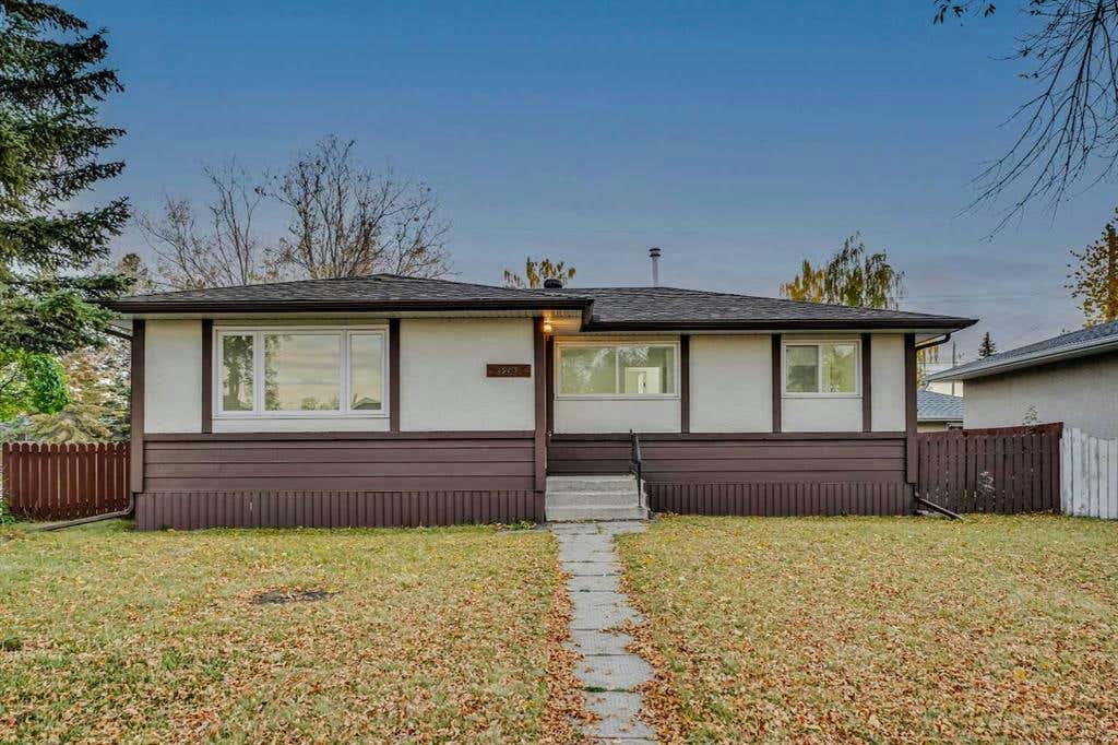 1985 Cottonwood Crescent SE, Calgary, AB T2B 1P8 House For Sale RE