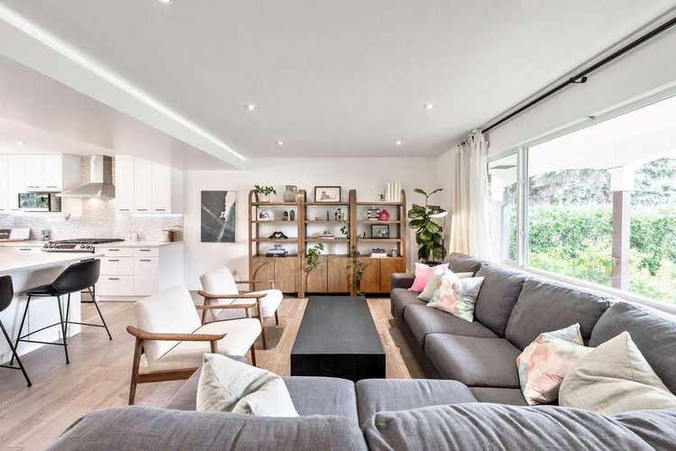 976 Canaveral Crescent SW