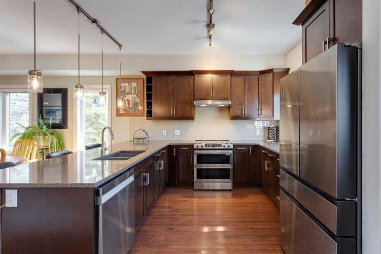 303 Valley Ridge Manor NW