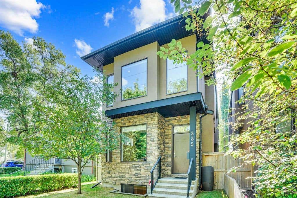 235 11 AVENUE NE