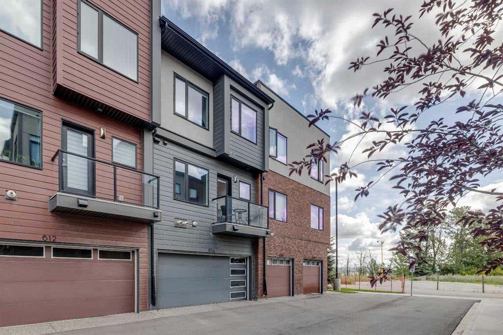 614 Greenbriar Cmn NW  