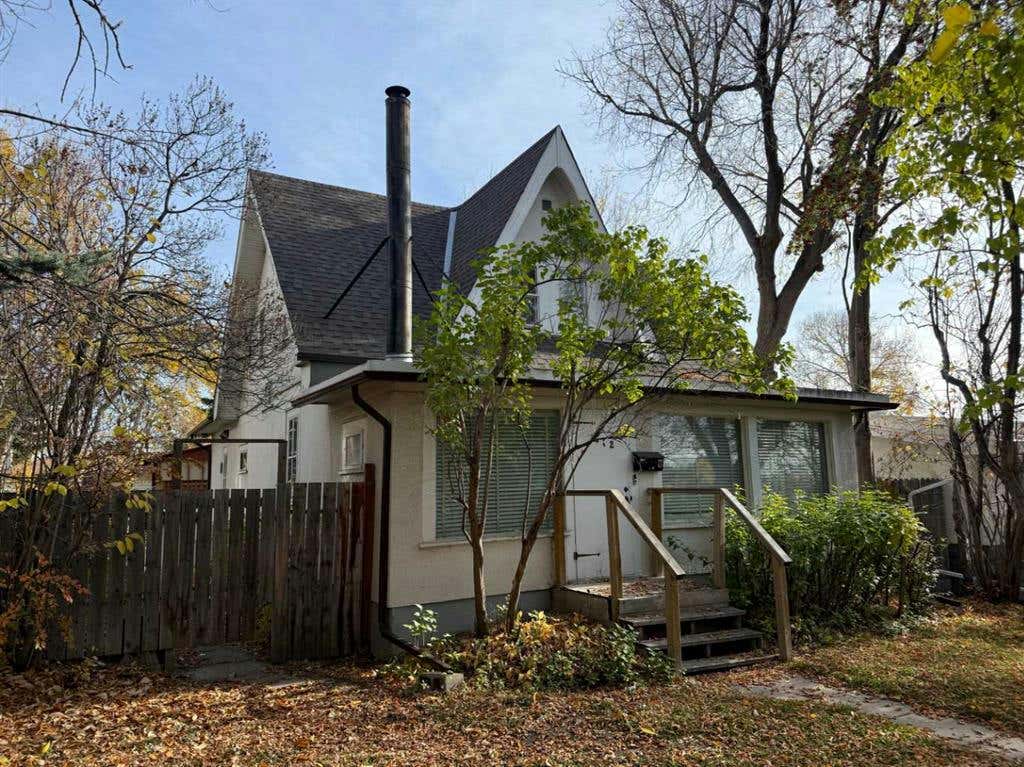 412 Thornhill Place NW, Calgary, AB T2K 2S5 House For Sale RE/MAX