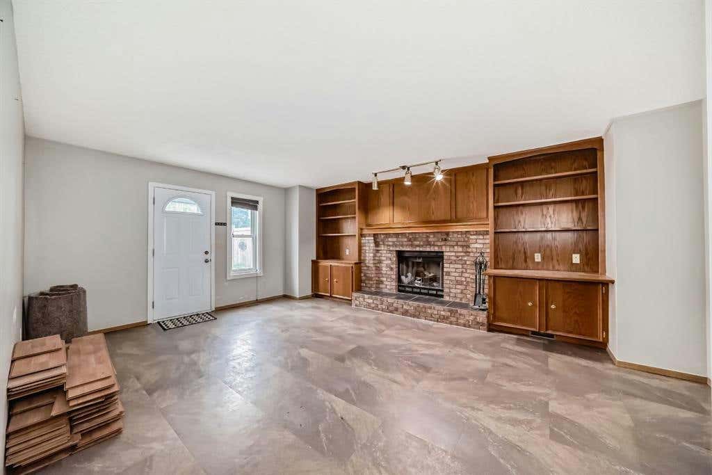 207 SHAWINIGAN Way SW, Calgary, AB T2Y 2W3 House For Sale RE/MAX