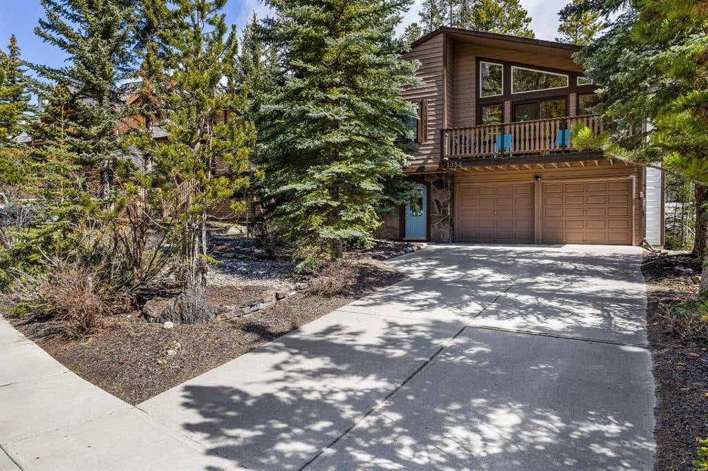 1054 EVERGREEN CIRCLE