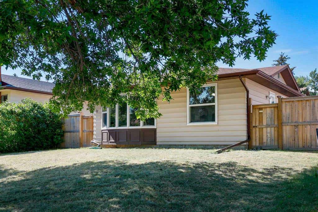 11 Berwick Hill NW, Calgary, AB T3K 1C4 House For Sale RE/MAX A2174160