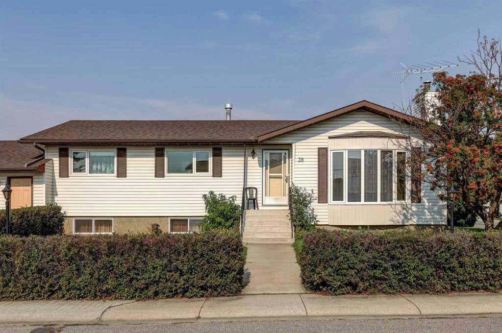 38 Beaver Place, Beiseker, AB T0M 0G0 House For Sale RE/MAX A2164589