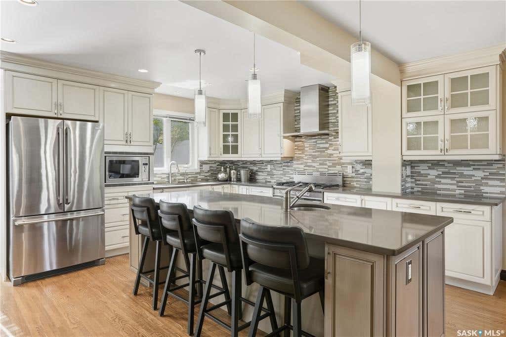 2807 ASSINIBOINE AVENUE