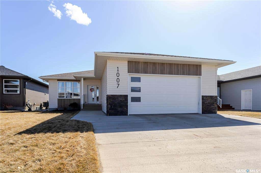 1007 MAPLEWOOD DRIVE