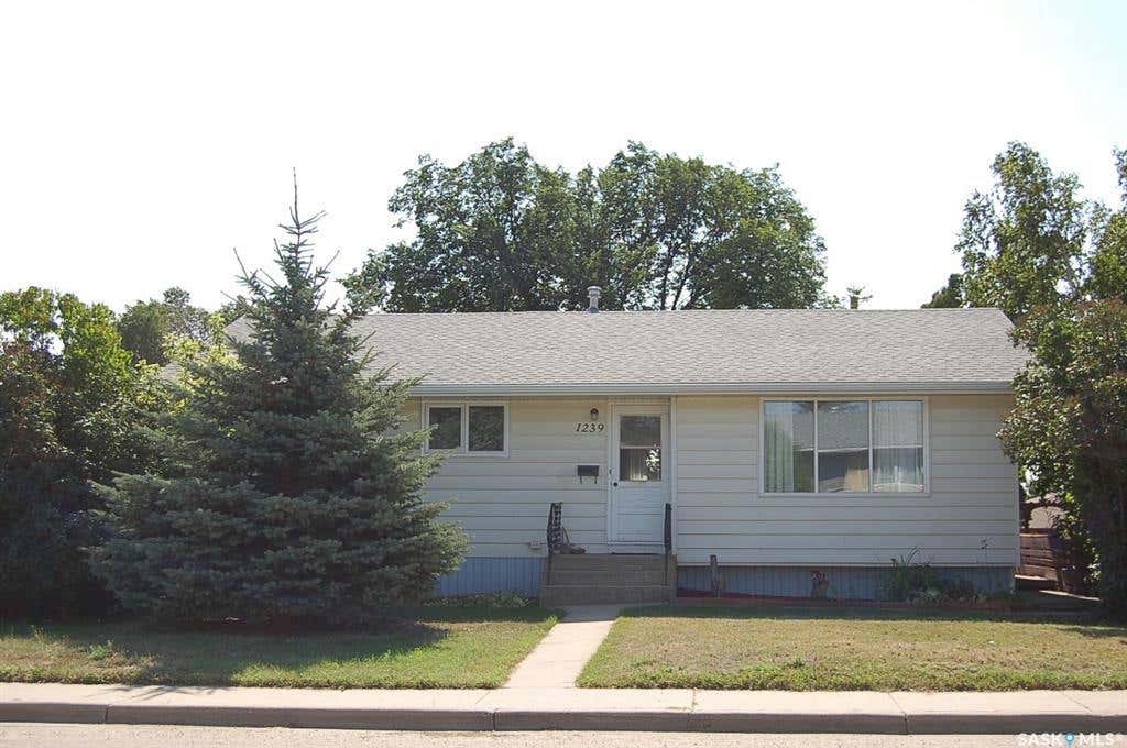 1239 Caribou W STREET, Moose Jaw, SK S6H 2M1 House For Sale RE/MAX SK983358