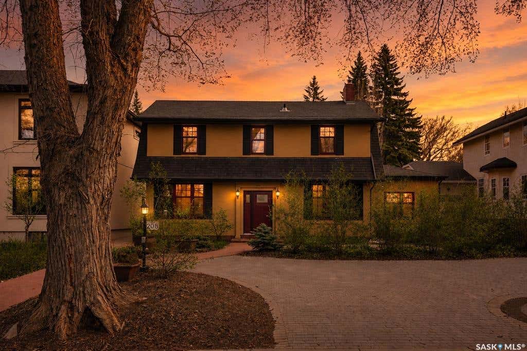 208 SASKATCHEWAN CRESCENT W