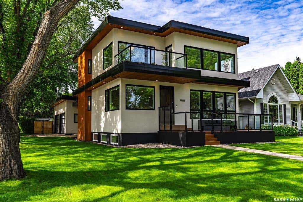 1150 SPADINA CRESCENT E