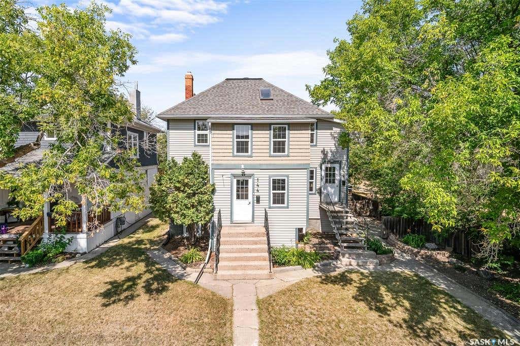 142 Hochelaga W STREET, Moose Jaw, SK S6H 2G3 House For Sale RE/MAX