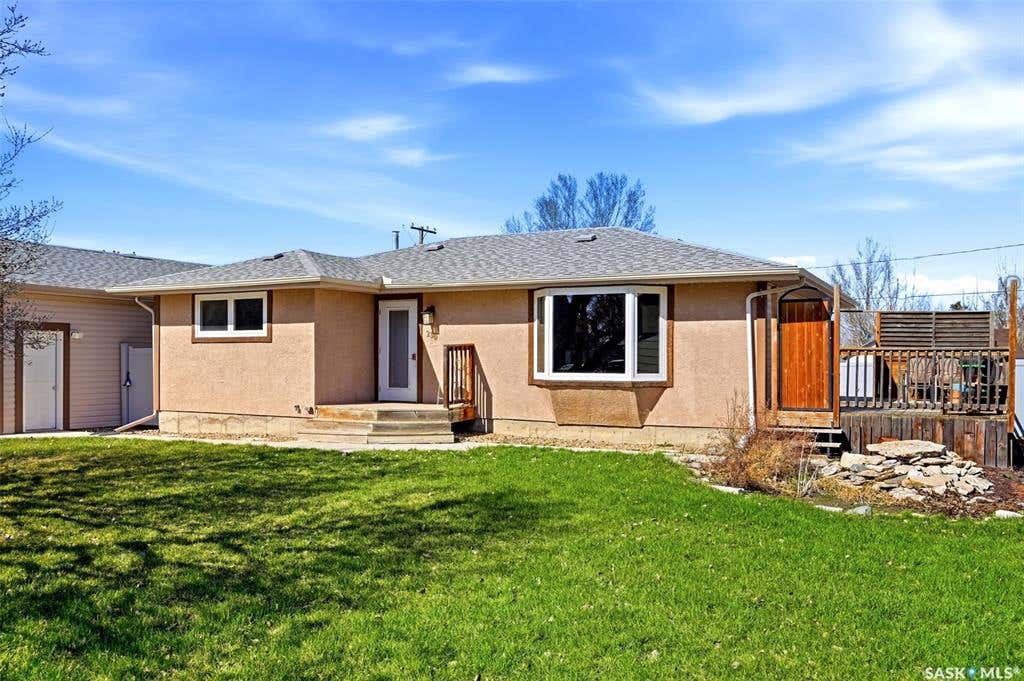 230 PRAIRIE AVENUE