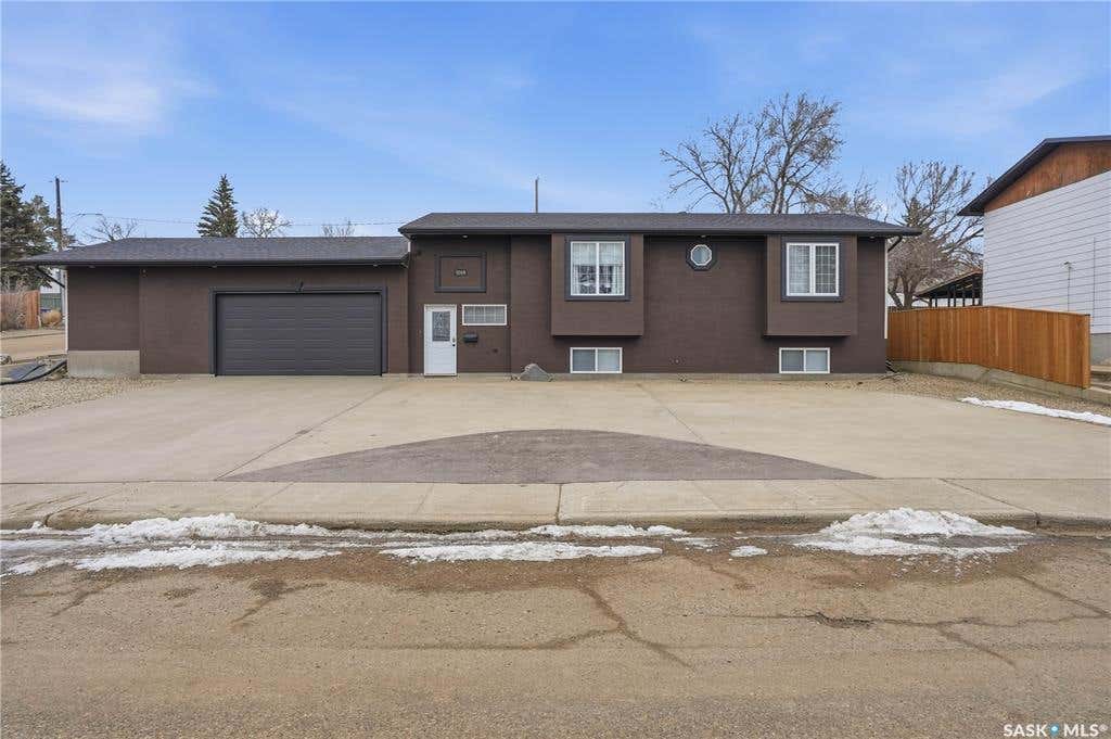1068 ATHABASCA STREET W