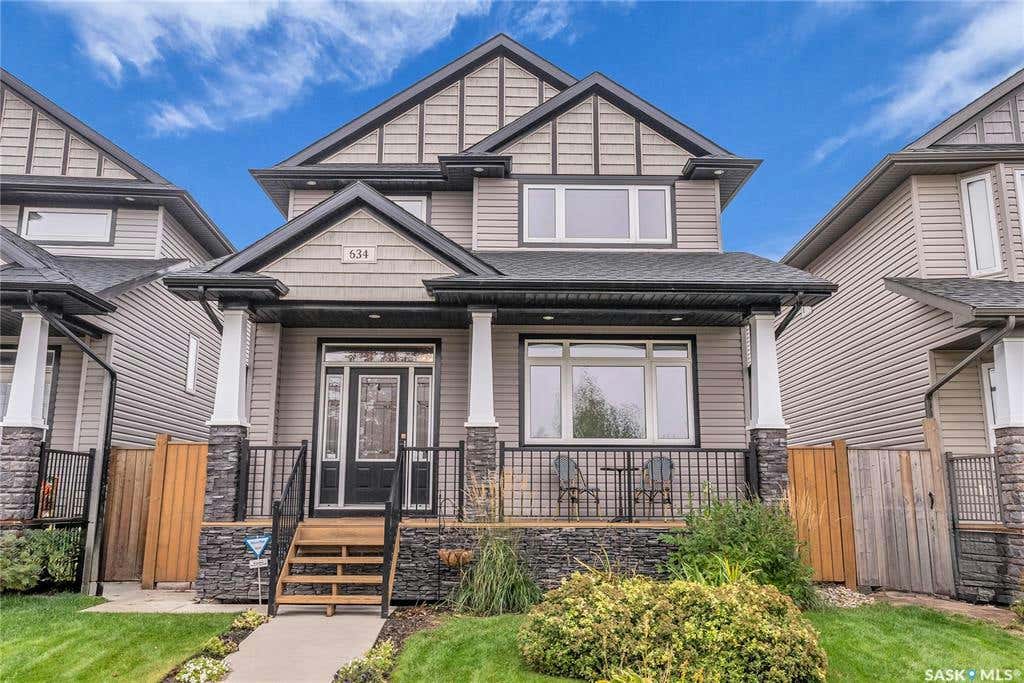 634 Stonebridge COMMON, Saskatoon, SK S7T 0M9 House For Sale RE/MAX