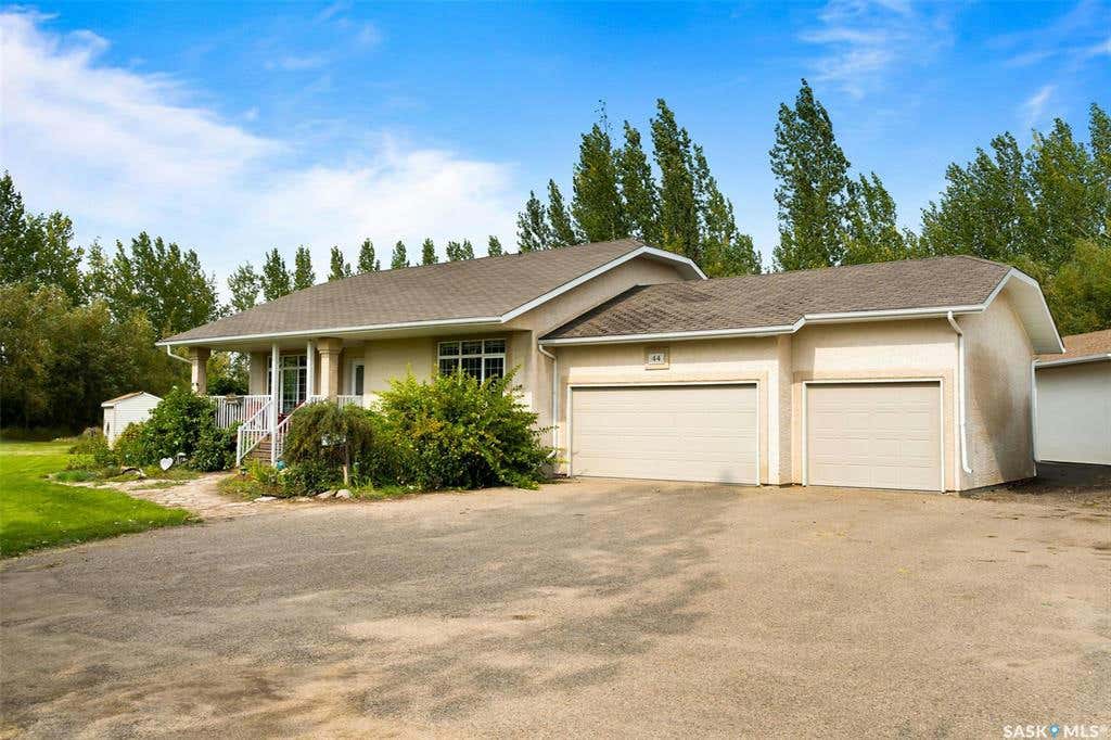 44 Fernwood STREET, White City, SK S4L 0A4 House For Sale RE/MAX