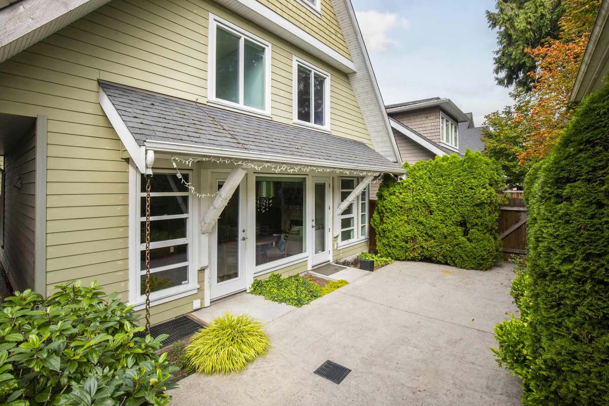 1612 ST. ANDREWS AVENUE, North Vancouver, BC V7L 3L6 Duplex For Sale