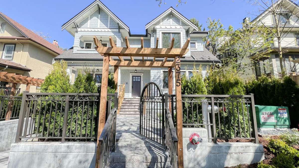 2375 W 7TH AVENUE, Vancouver, BC V6K 1Y4 Duplex For Sale RE/MAX