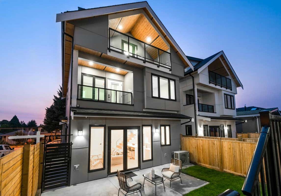 2707 E 26TH AVENUE, Vancouver, BC V5R 1Z3 Duplex For Sale RE/MAX