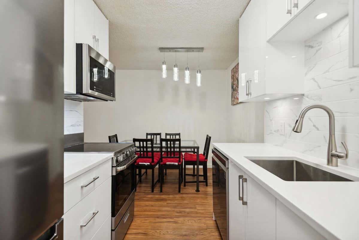 519 2012 FULLERTON AVENUE, North Vancouver, BC V7P 3E3 Condo For Sale