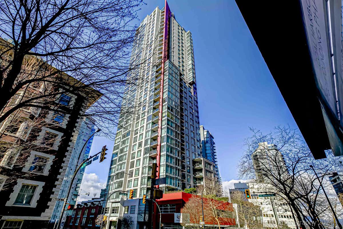 303 1211 MELVILLE St  