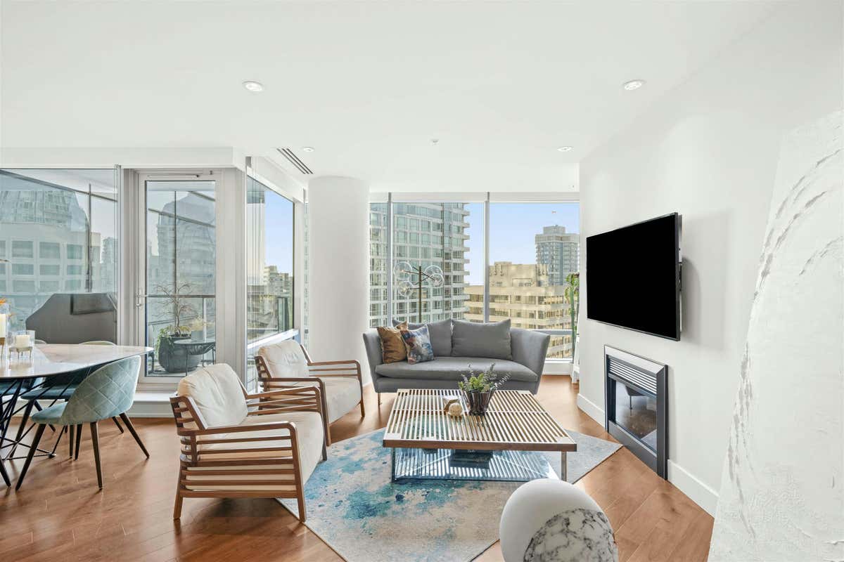 2201 1111 ALBERNI St  