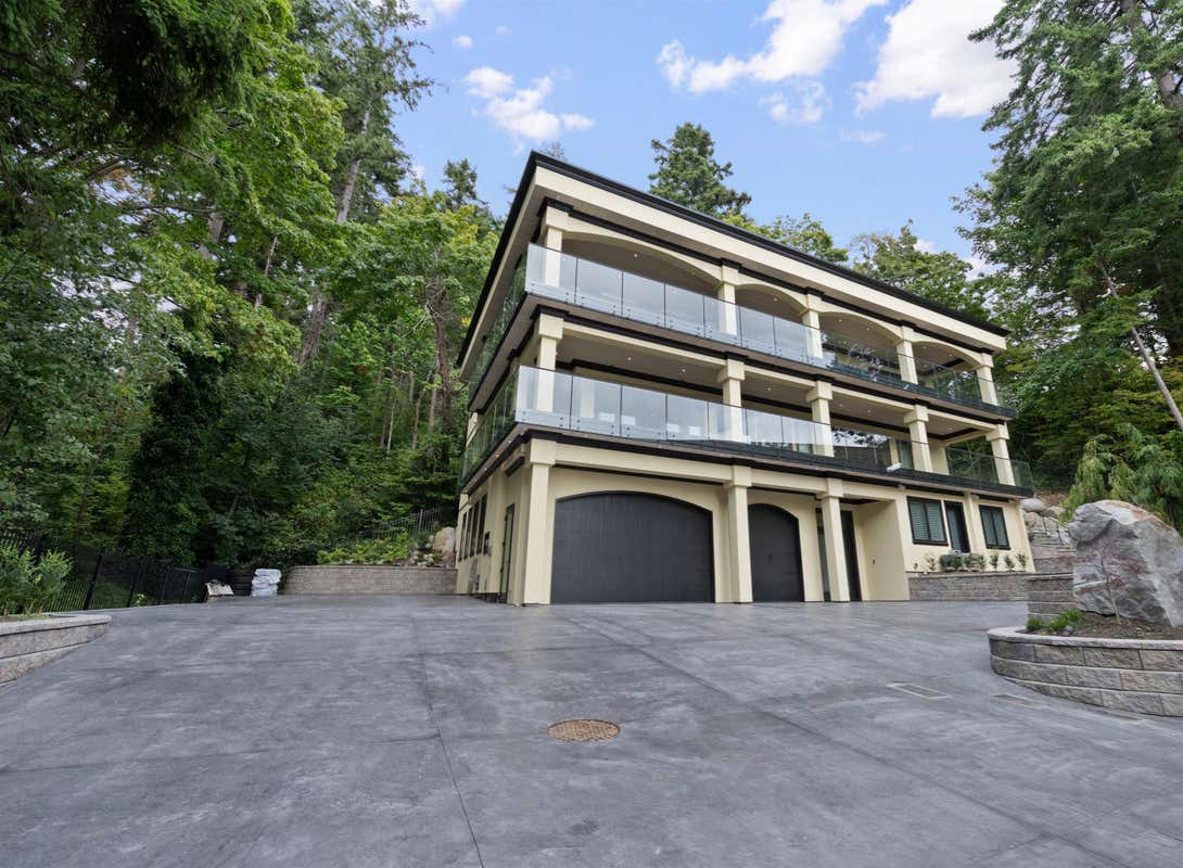 1349 ANDERSON STREET, White Rock, BC V4B 3P4 House For Sale RE/MAX