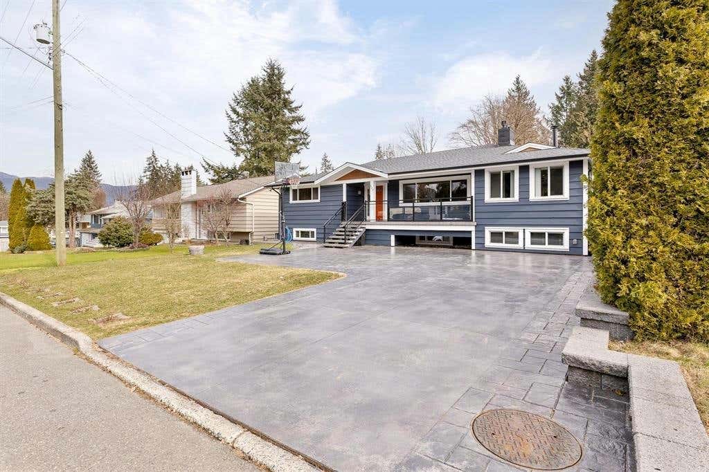 927 POIRIER STREET, Coquitlam, BC V3J 6C3 House For Sale RE/MAX