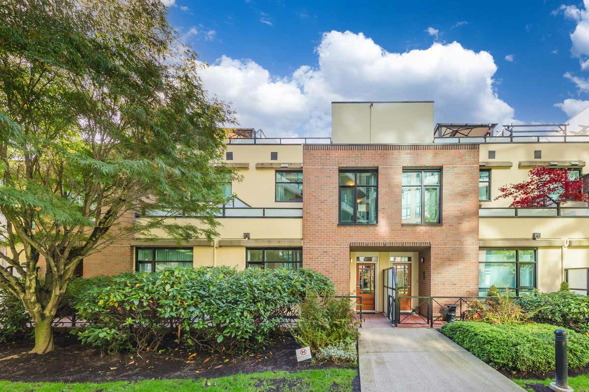 118 8 RENAISSANCE SQUARE, New Westminster, BC V3M 7A9 Property For Sale