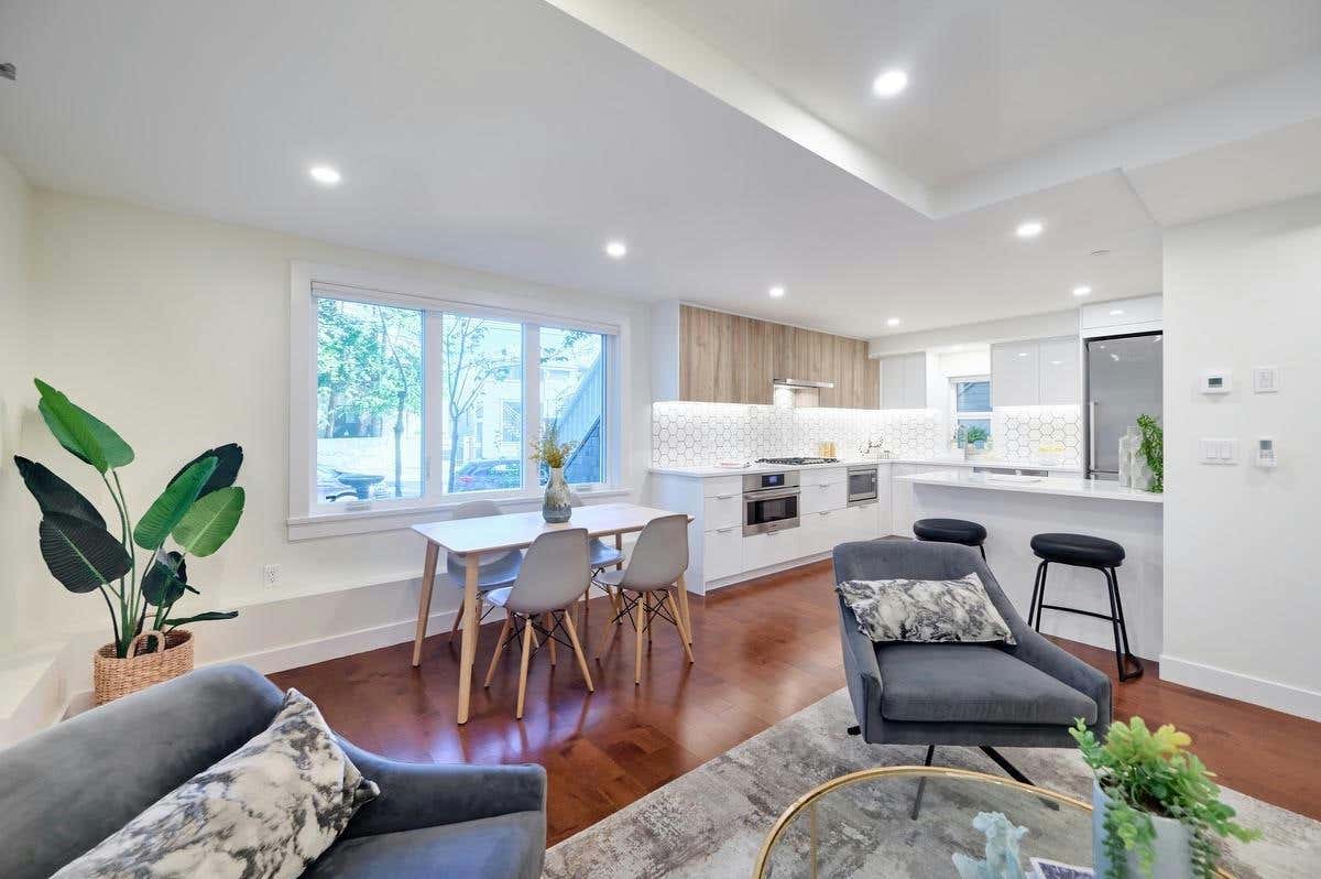 1 3536 POINT GREY Rd  