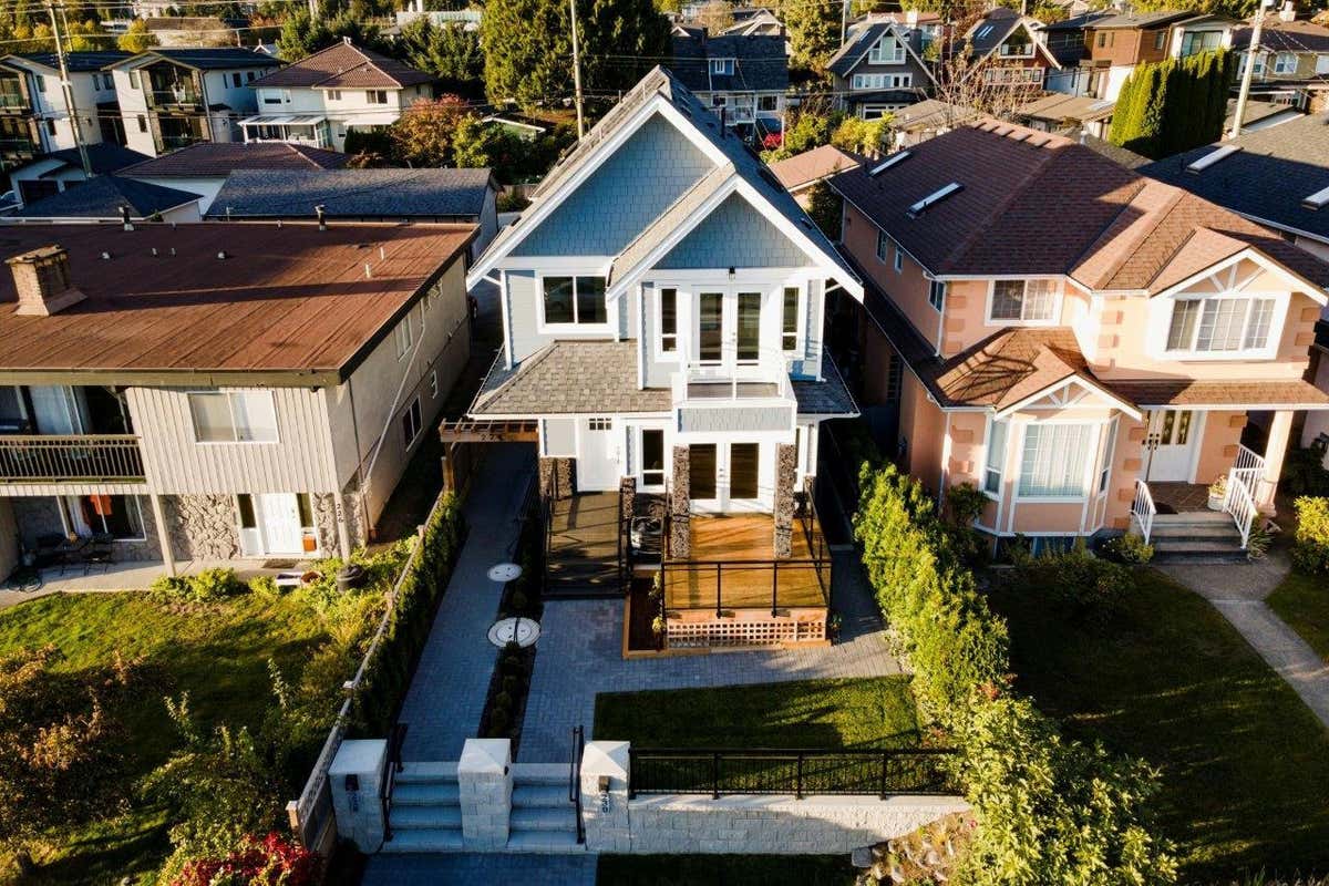 228 E 20TH STREET, North Vancouver, BC V7L 3A5 Duplex For Sale RE/MAX