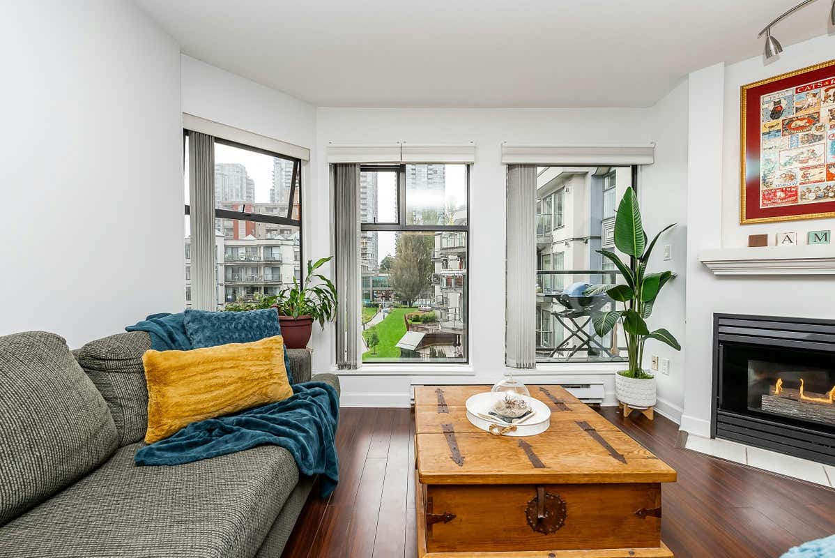 305 2968 BURLINGTON DRIVE, Coquitlam, BC V3B 7N4 Condo For Sale RE