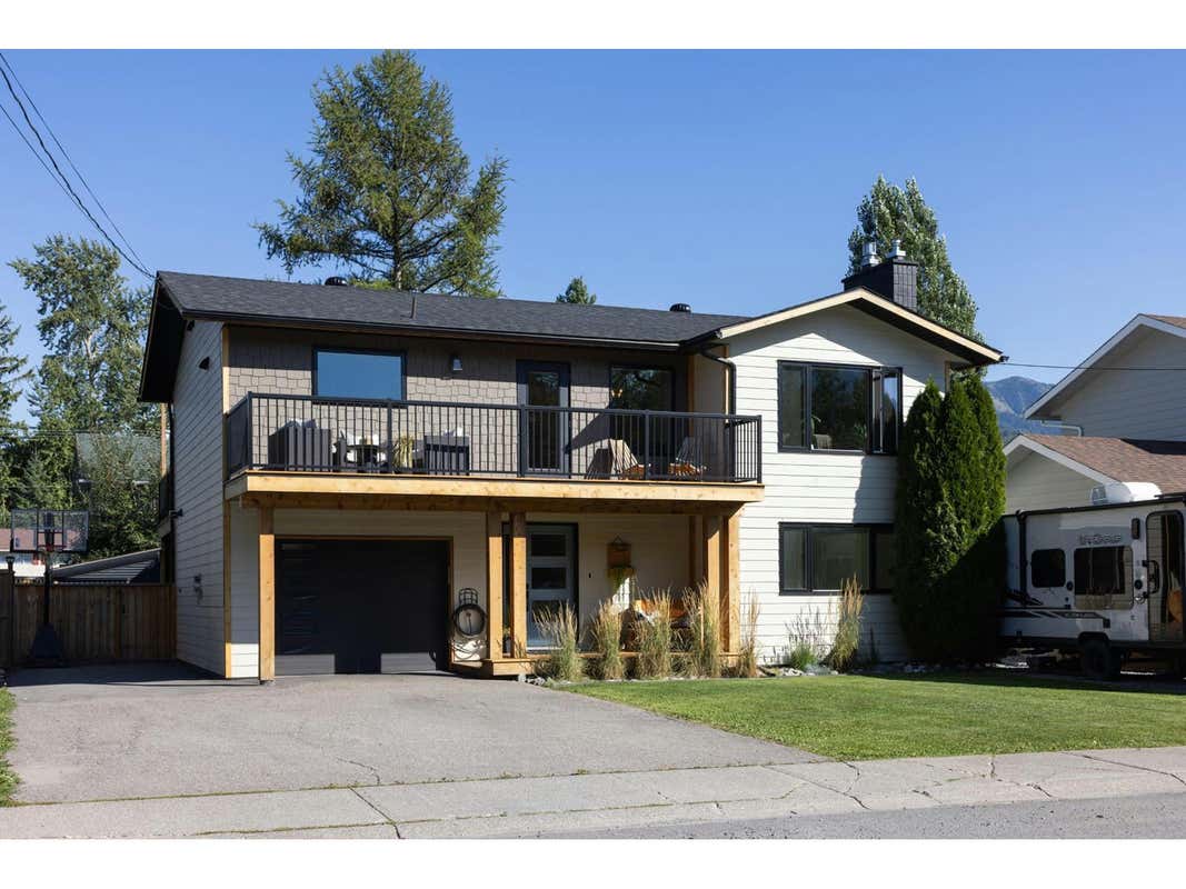 11 MT PROCTOR AVENUE, Fernie, BC V0B1M3 House For Sale RE/MAX 2479713