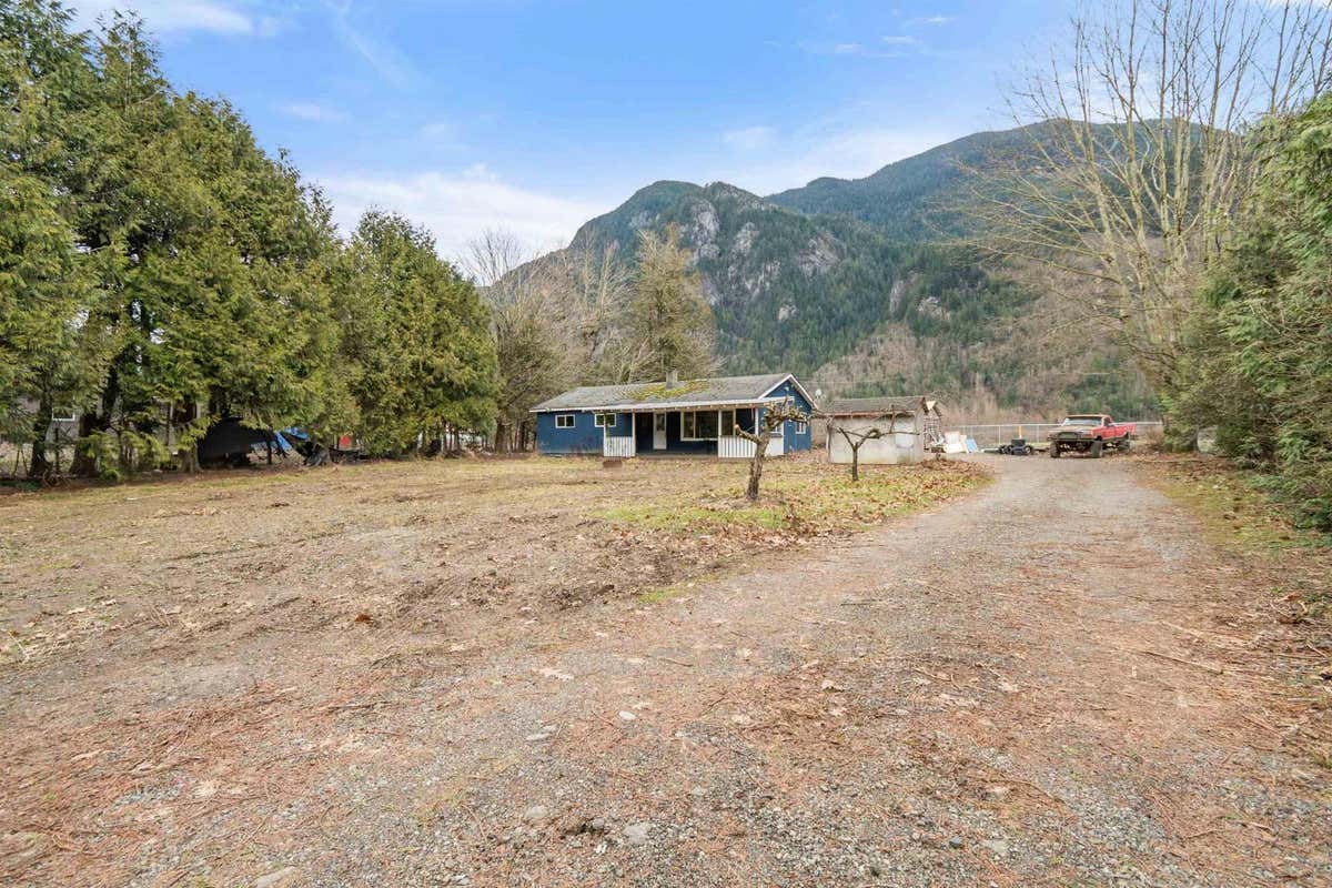 58460 LAIDLAW ROAD, Hope, BC V0X1L2 House For Sale RE/MAX R2929135
