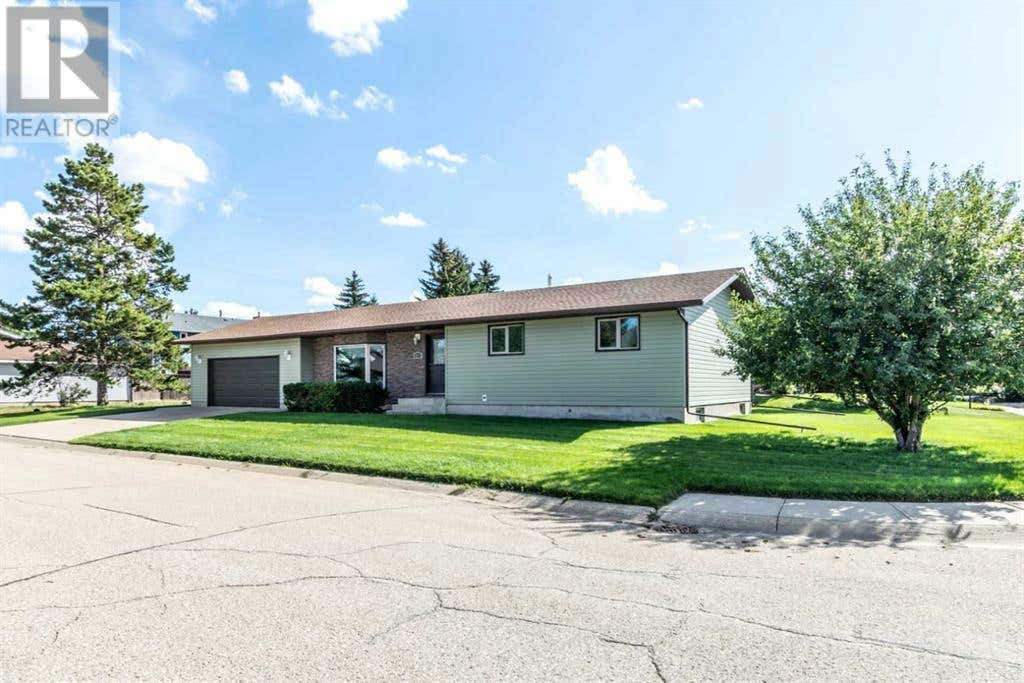6207 38 Avenue, Stettler, AB T0C2L1 House For Sale RE/MAX A2166055