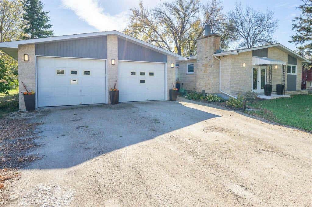 2693 HENDERSON Highway, East St Paul, MB R2E0L4 House For Sale RE/MAX
