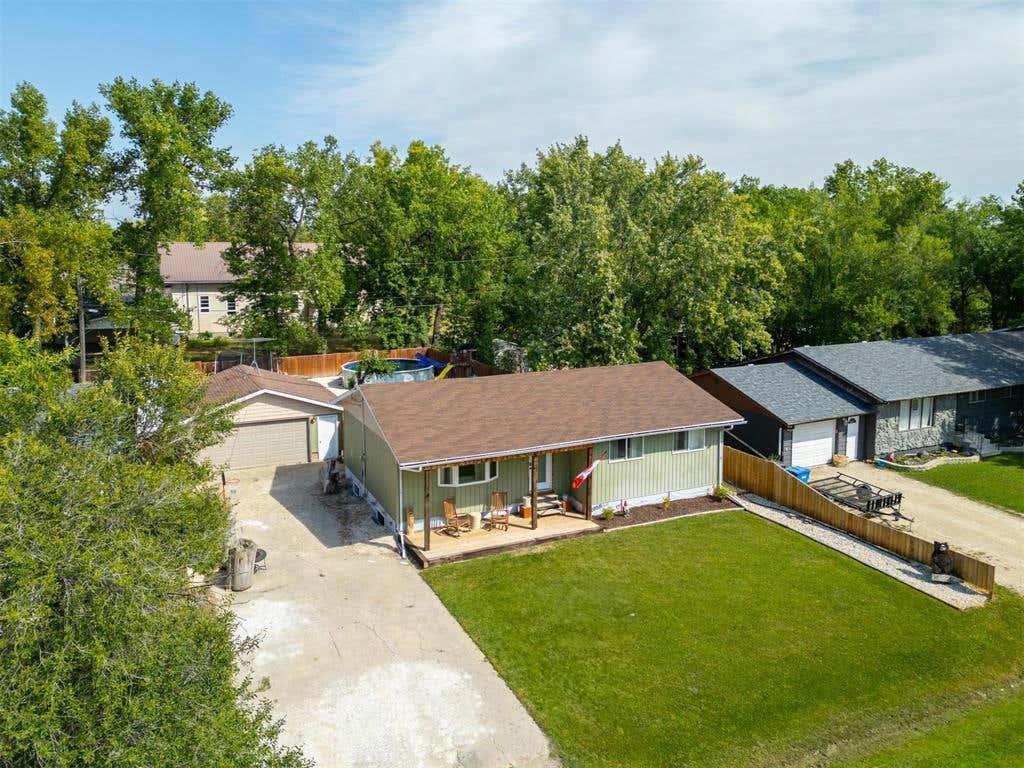 141 3RD Street S, Niverville, MB R0A1E0 House For Sale RE/MAX 202421849