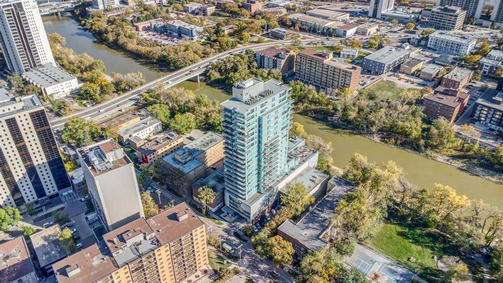 1005 390 ASSINIBOINE AVENUE