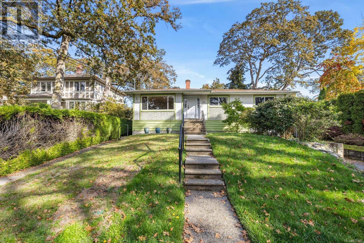 1015 Davie St, Victoria, BC V8S4E2 House For Sale RE/MAX 977695